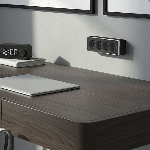 Розетка четверная с заземлением и шторками Gallant W5072258 Черный/хром