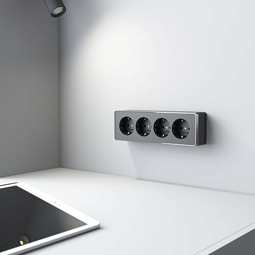 Розетка четверная с заземлением и шторками Gallant W5072258 Черный/хром