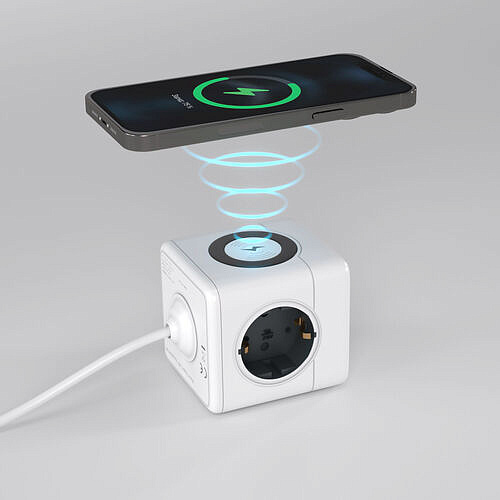 Розеточный блок 3-местный + 3 USB + беспроводная зарядка W6513501 Белый