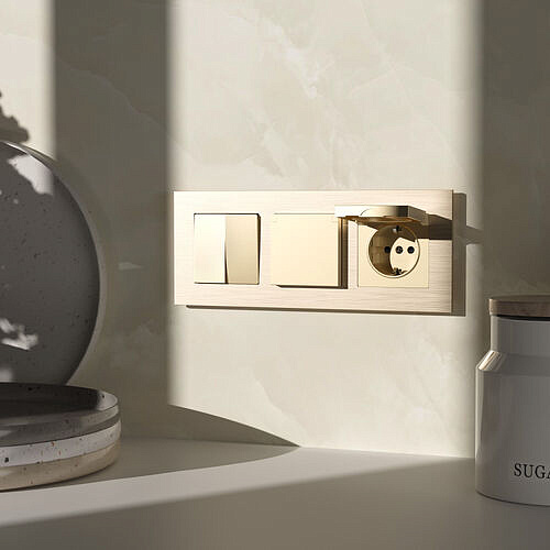 Розетка влагозащ. с зазем. с защит. крышкой и шторками Werkel W1171211 Шампань глянцевый