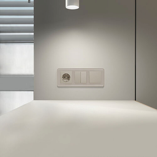 Розетка влагозащищенная с заземлением и шторками Werkel W1271104 Дымчатый матовый